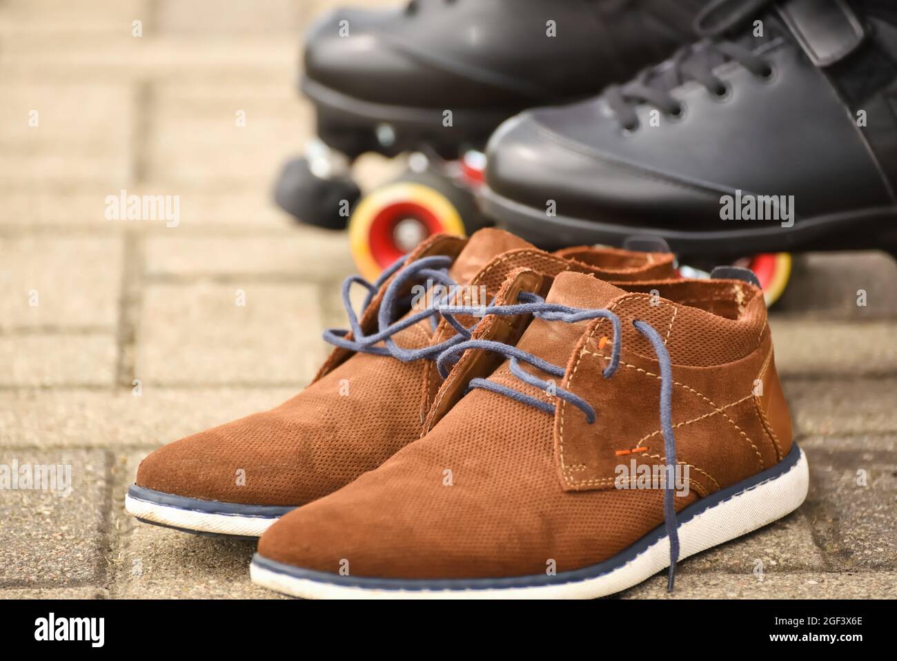 par zapatos informales marrones hombre mientras se patines sobre ruedas Fotografía de stock - Alamy