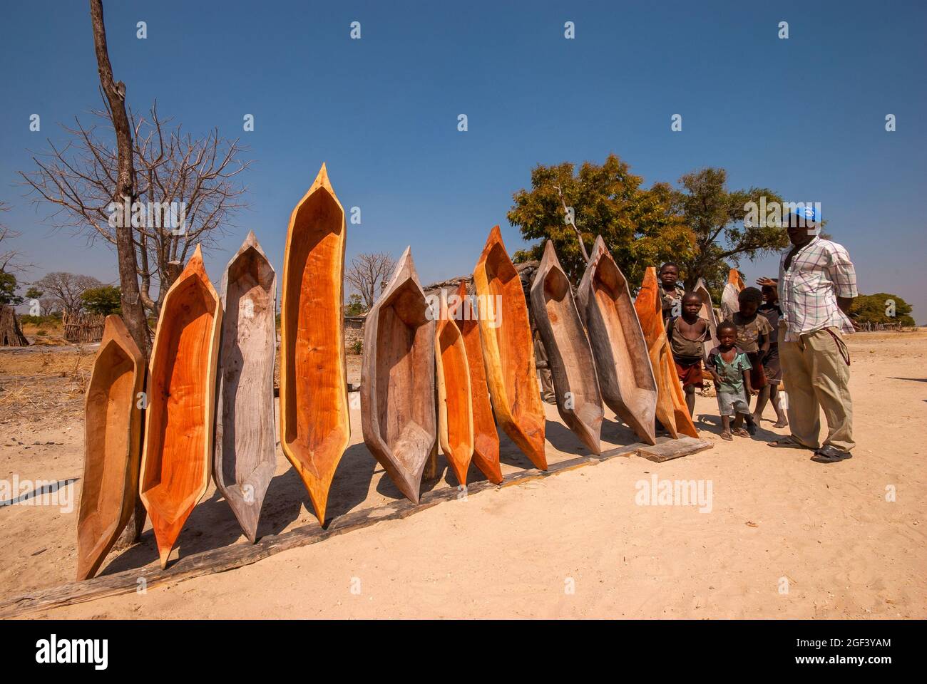 Souvenirs africanos para turistas, mini botes mokoro a la venta en la Franja de Caprivi, en la frontera con Angola, Namibia Foto de stock