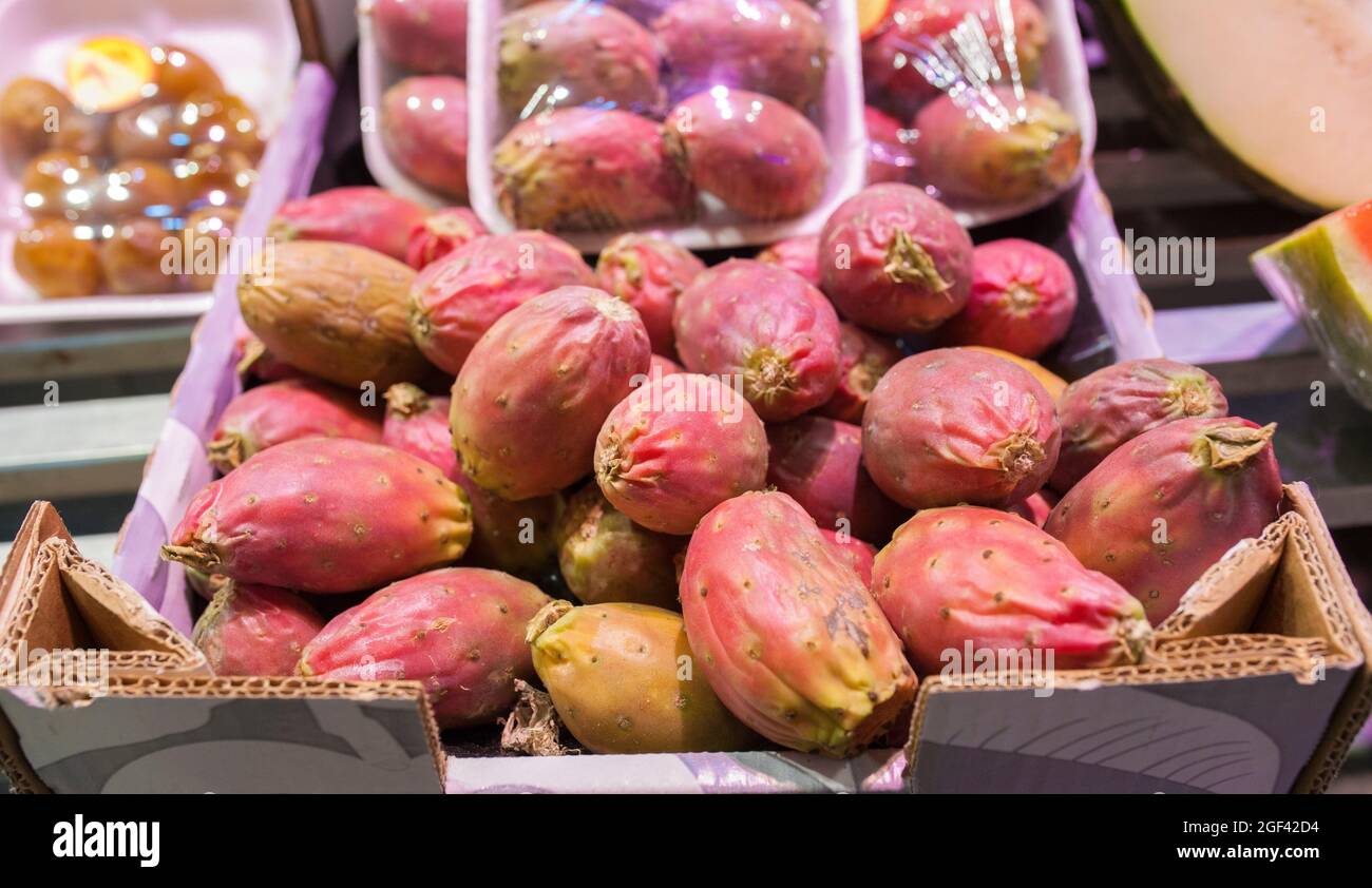 Limpie los higos pickly de la pera o del barbary. Expuesto en caja de cartón y bandeja envasada Foto de stock