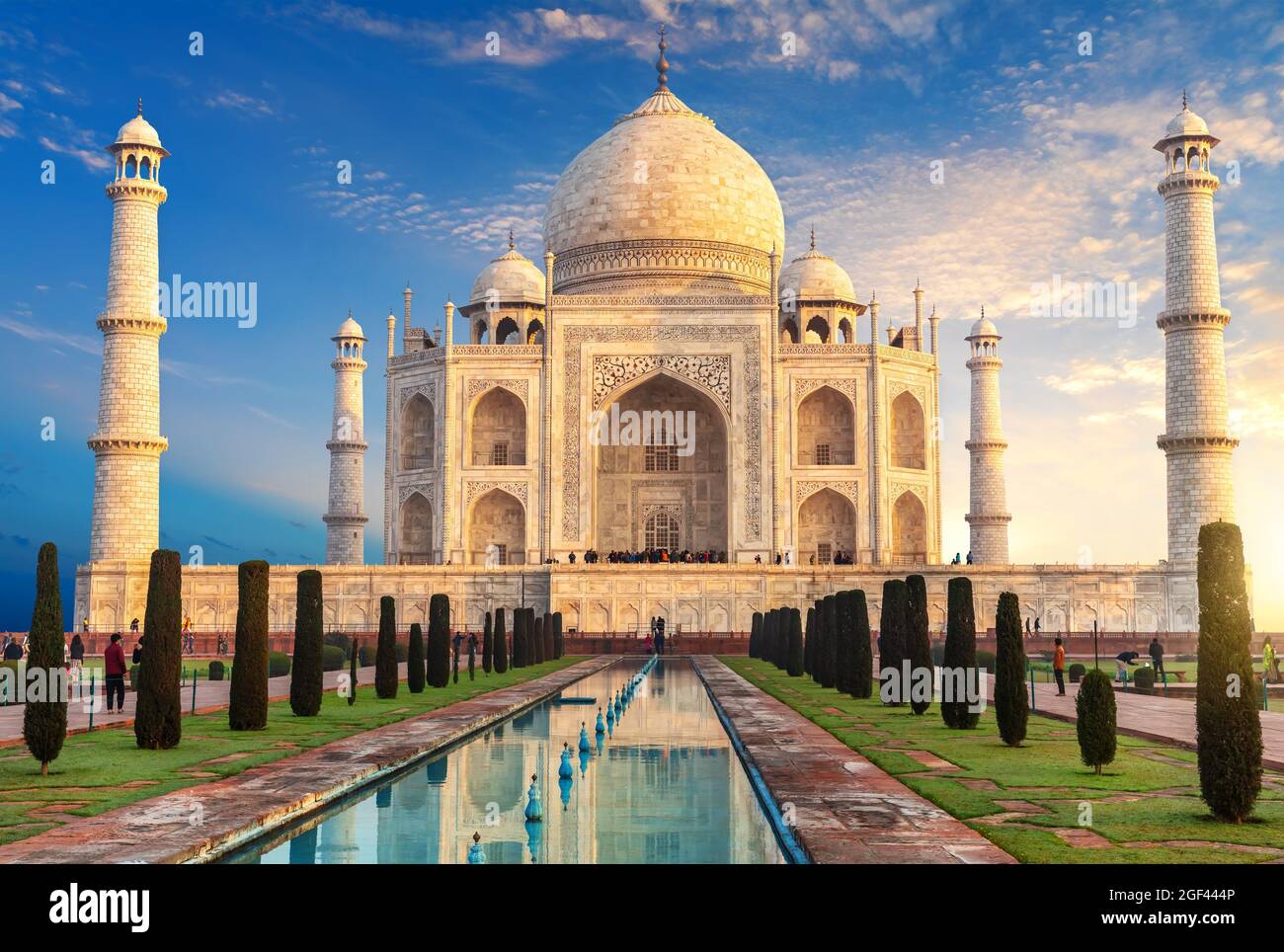 Taj Mahal al amanecer, lugar de visita de la India, Agra. Foto de stock