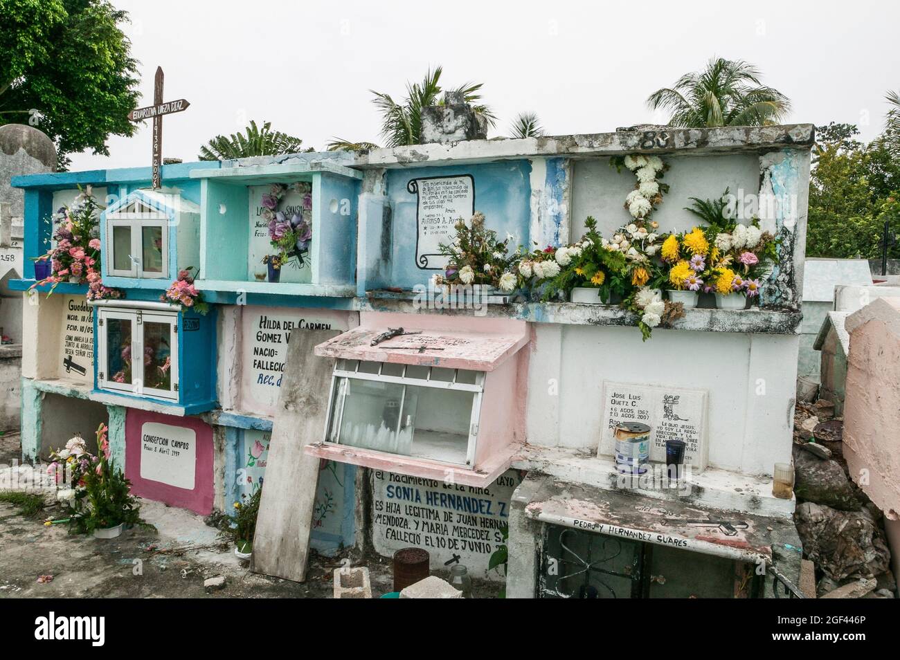 Tumbas familiares coloridas apiladas con marcadores de tumbas pintados