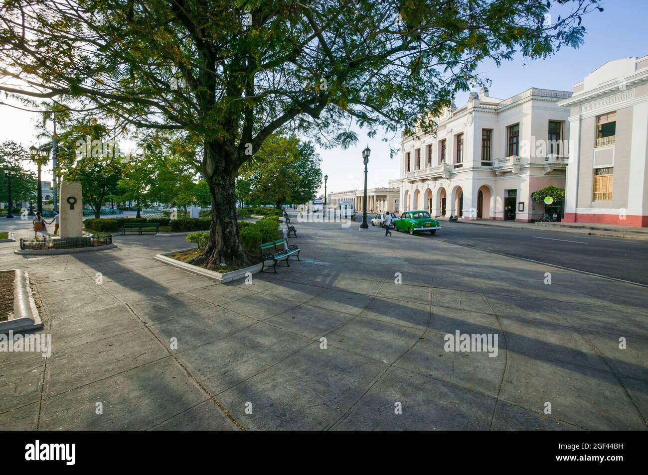 Calle Plaza de Armas y lado norte del Parque José Martí y el Teatro Tomas Terry, Cienfuegos, Cuba. Foto de stock