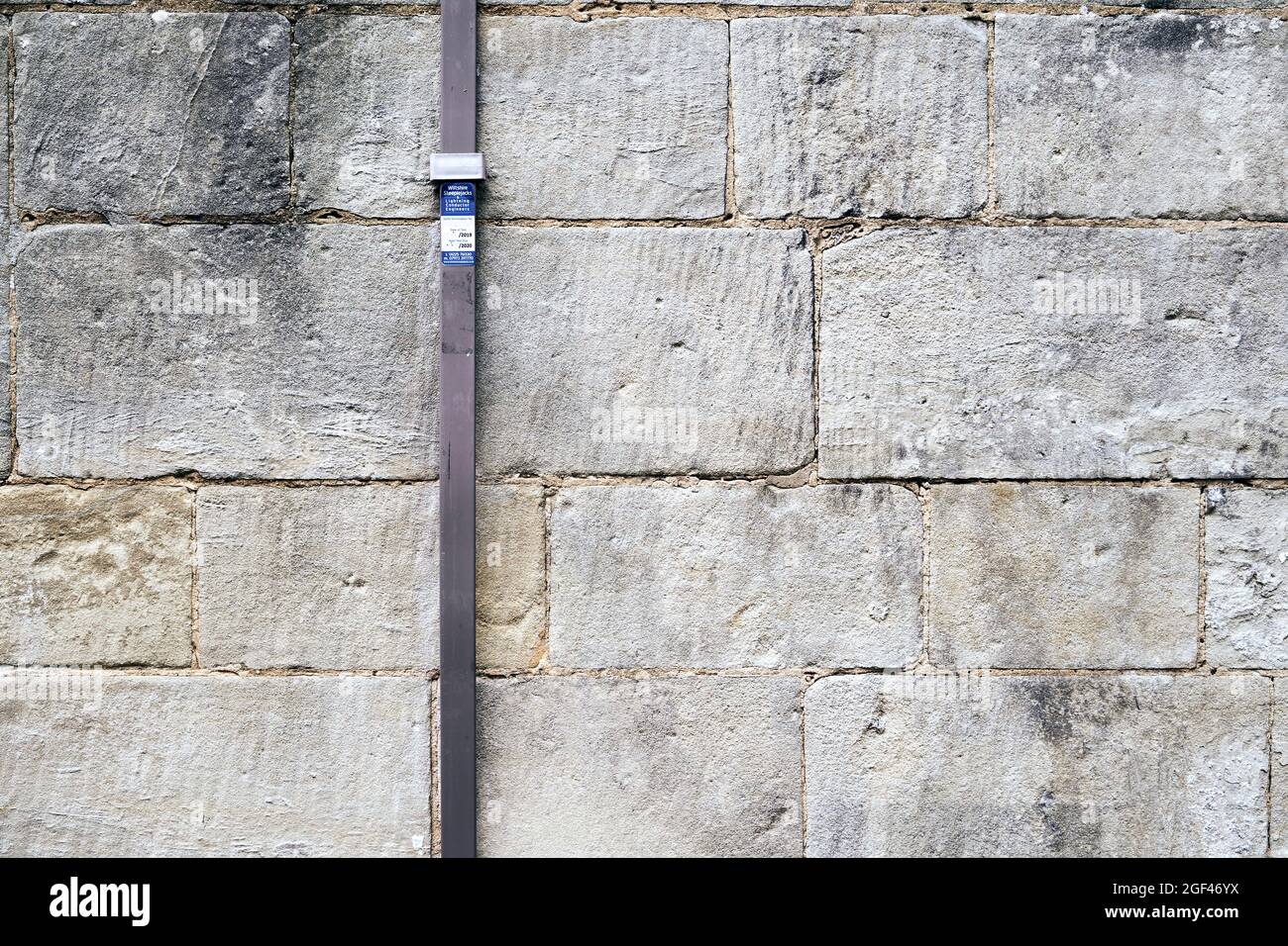 Pararrayos metálicos unidos a la pared de piedra antigua Foto de stock