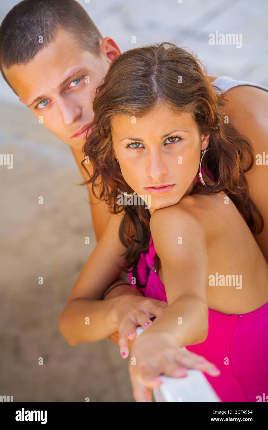 Adolescente niña y niño están mirando cámara, buen verano piel bronceado Foto de stock