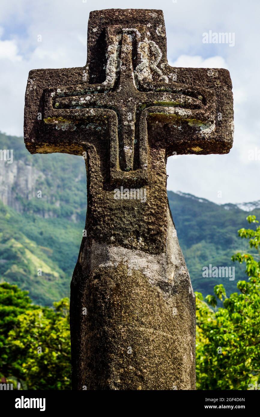 Escultura de piedra en cruz. Taiohae, Nuku Hiva, Islas Marquesas, Polinesia Francesa. Foto de stock