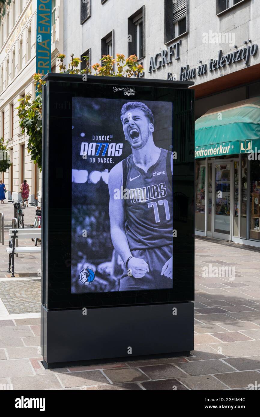 Billboard Slovenian profesional basketball player Luka Doncic - Ljubljana, Eslovenia Foto de stock