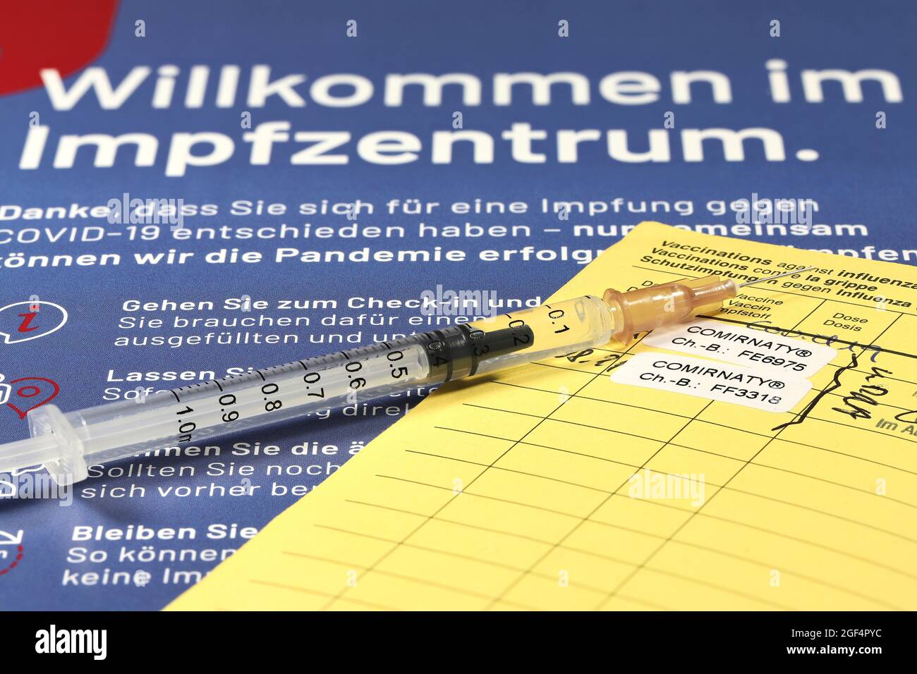 Documentación de la primera y segunda vacunación con la vacuna BioNTech/Pfizer COVID-19 Comirnaty administrada en un centro de vacunación alemán. Foto de stock