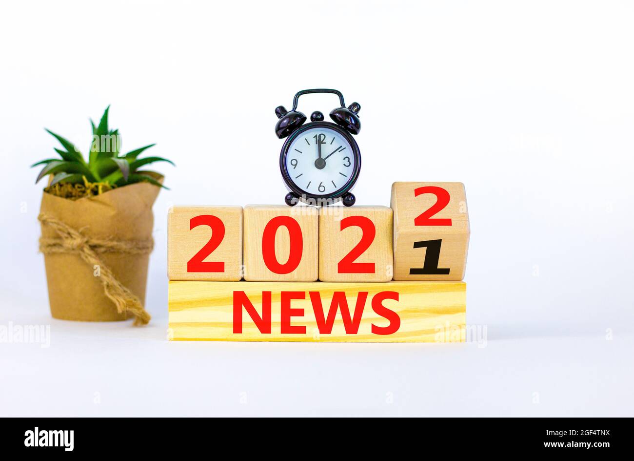 2022 Noticias símbolo de año nuevo. Despertador. Se convirtió en un cubo de  madera, cambió las palabras 'News 2021' por 'News 2022'. Hermoso fondo  blanco, espacio de copia. Busine Fotografía de stock -