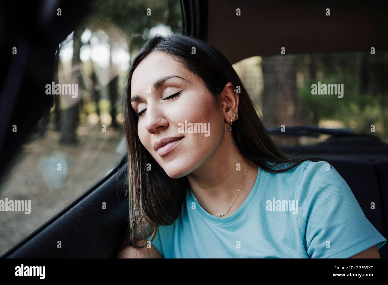 Mujer joven durmiendo en el coche Foto de stock