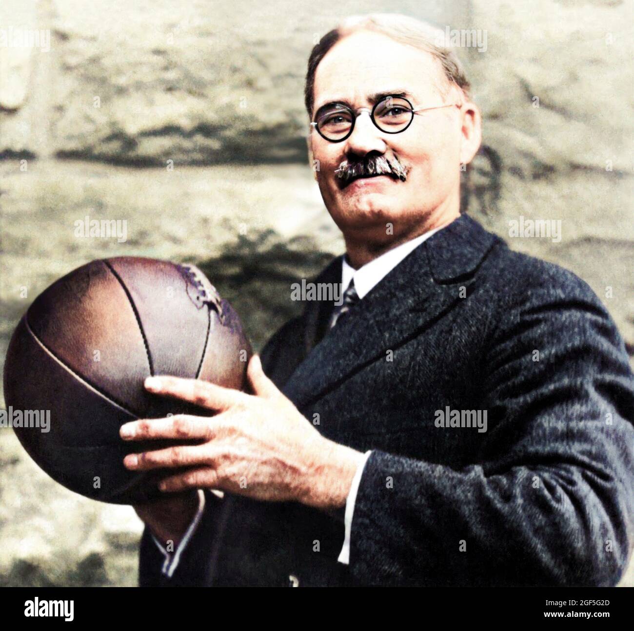 Inventor de baloncesto fotografías e imágenes de alta resolución - Alamy