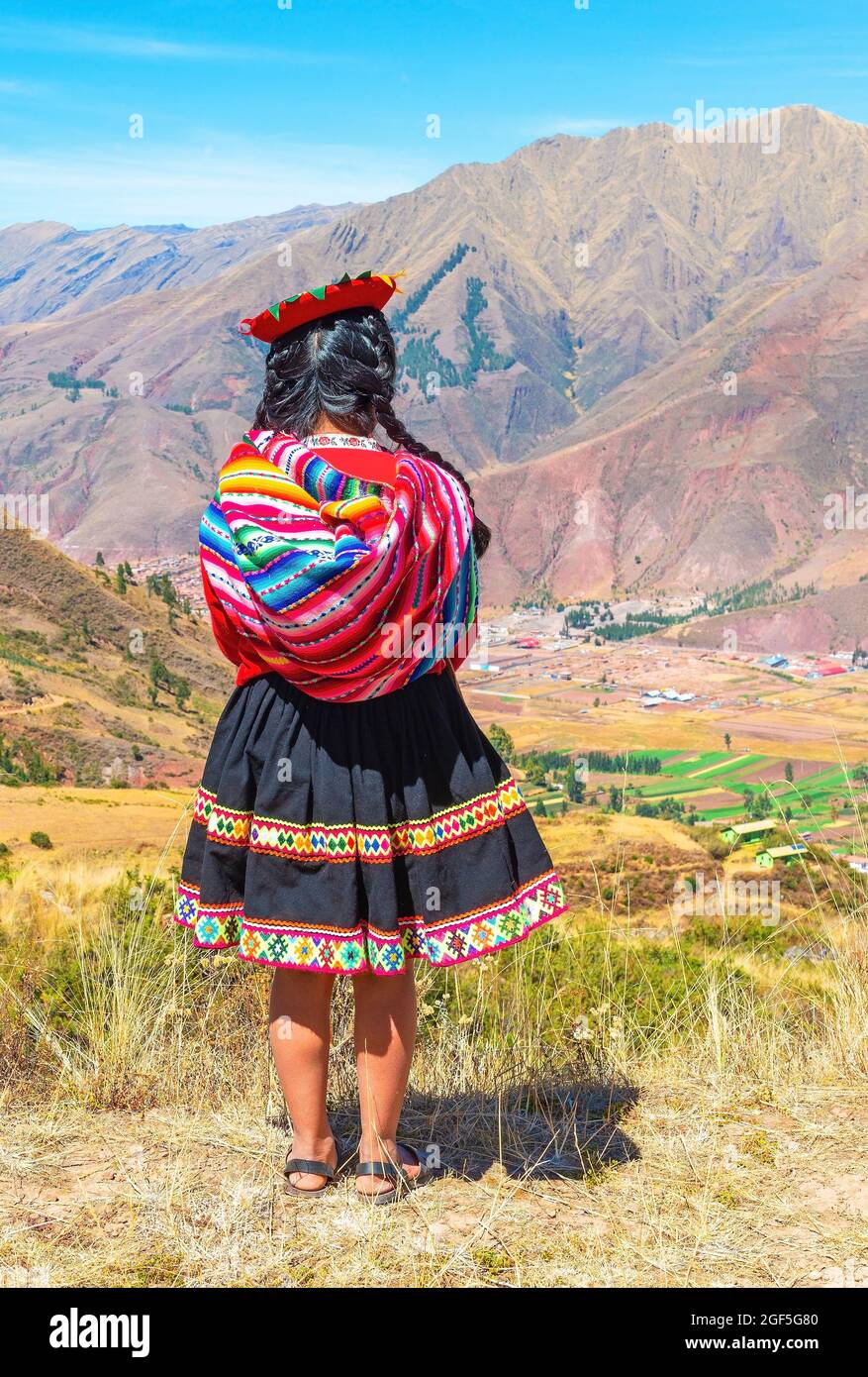 Mujer indígena quechua peruana, Valle Sagrado del Inca, Cusco, Perú. Foto de stock