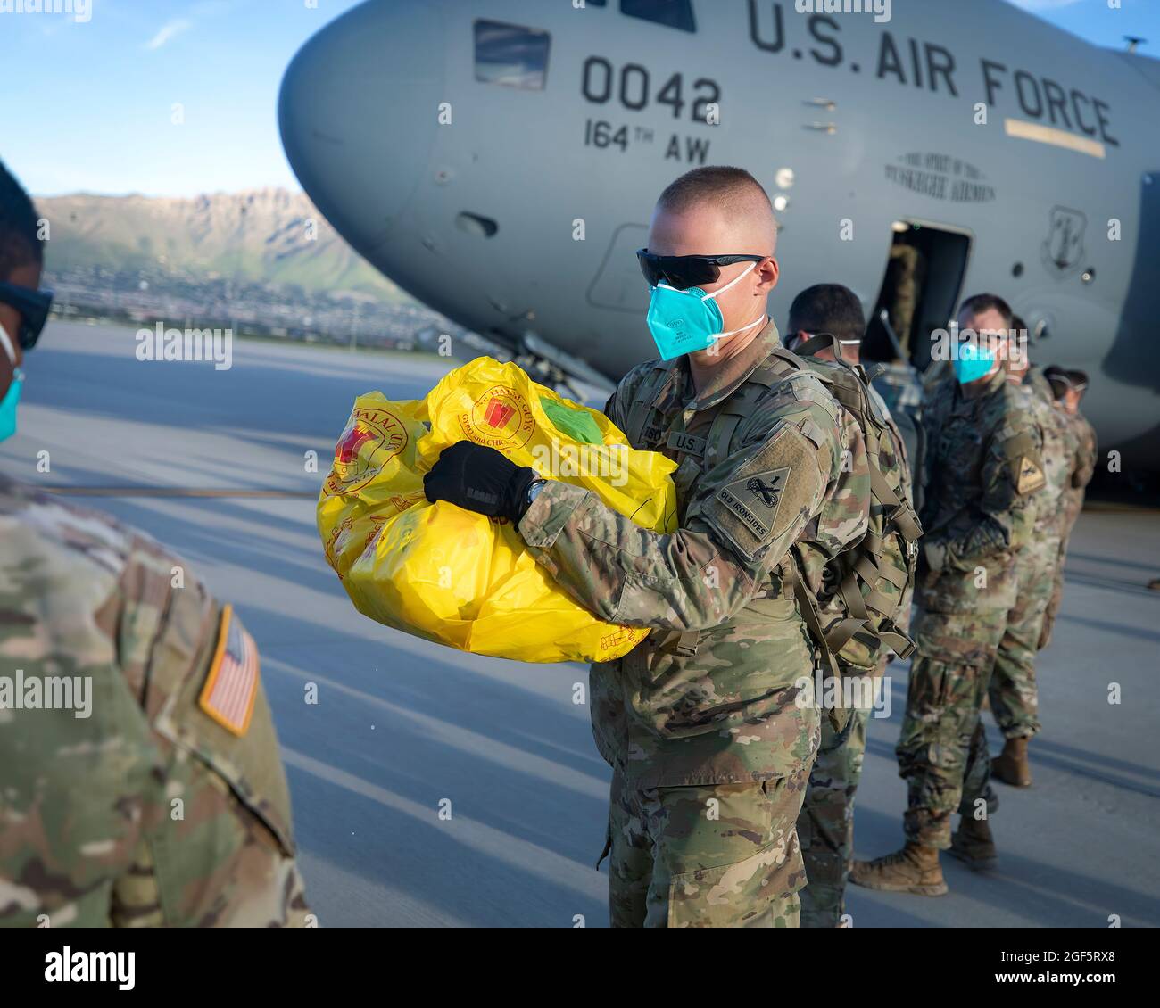 Soldados del Equipo de Combate de la Brigada Armorada de 2nd, División Armorada de 1st asisten como el primer vuelo de afganos llegan a Fort Bliss, Texas, 21 de agosto de 2021. El Departamento de Defensa, en apoyo del Departamento de Estado, proporciona transporte y vivienda temporal en apoyo del Refugio de la Operación Aliados. Esta iniciativa sigue el compromiso de los Estados Unidos con los ciudadanos afganos que han ayudado a los Estados Unidos y les proporciona apoyo esencial en lugares seguros fuera de Afganistán. (EE.UU Foto del ejército por David Poe) Foto de stock