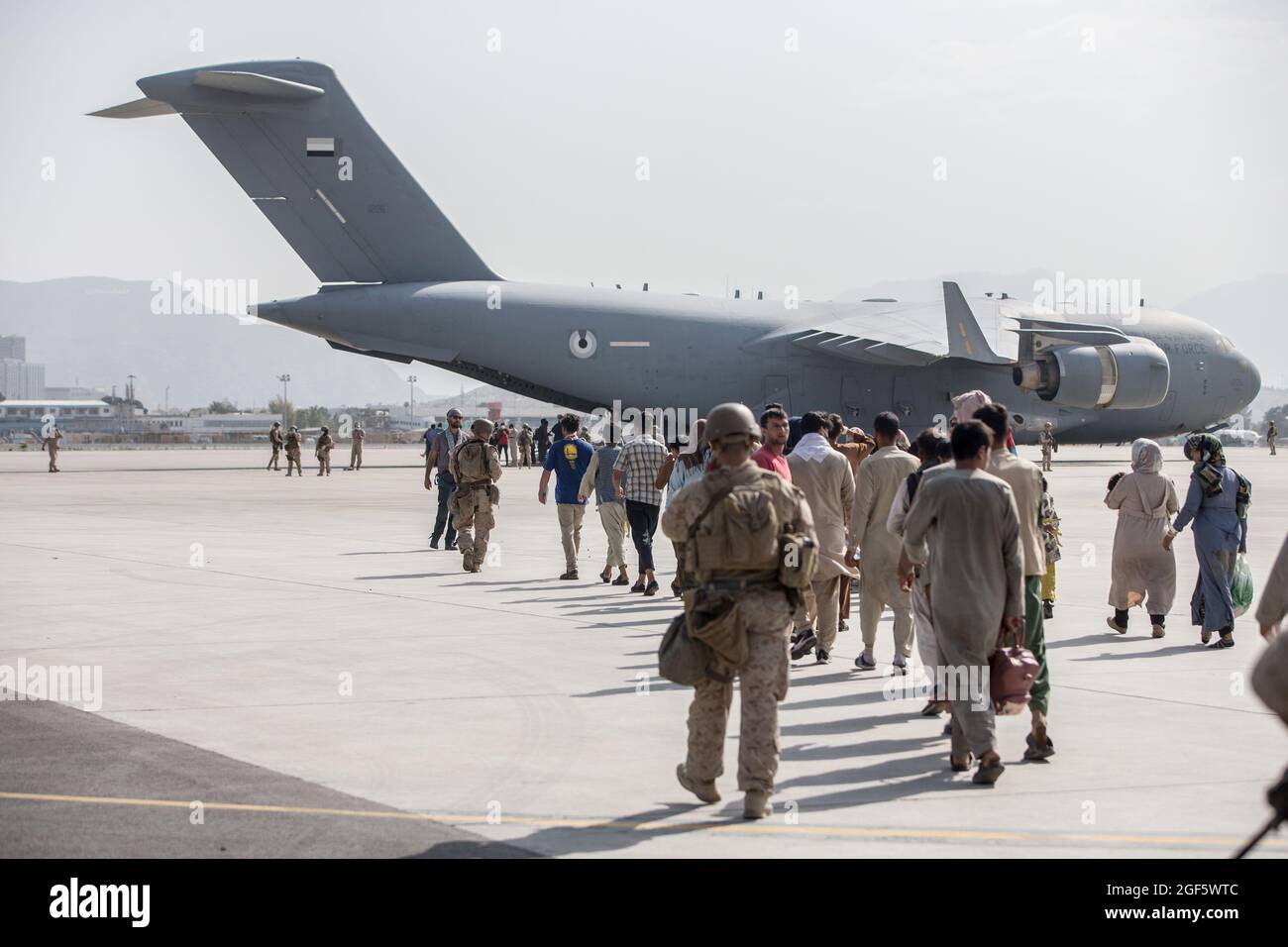 Los evacuados se cargan en un Boeing C-17 Globemaster III de la Fuerza Aérea de los Estados Unidos durante una evacuación en el Aeropuerto Internacional Hamid Karzai, Kabul, Afganistán, 21 de agosto de 2021. Los miembros del servicio de Estados Unidos están ayudando al Departamento de Estado con una reducción ordenada del personal designado en Afganistán. Crédito obligatorio: Samuel Ruiz/US Marine Corps vía CNP/MediaPunch Foto de stock