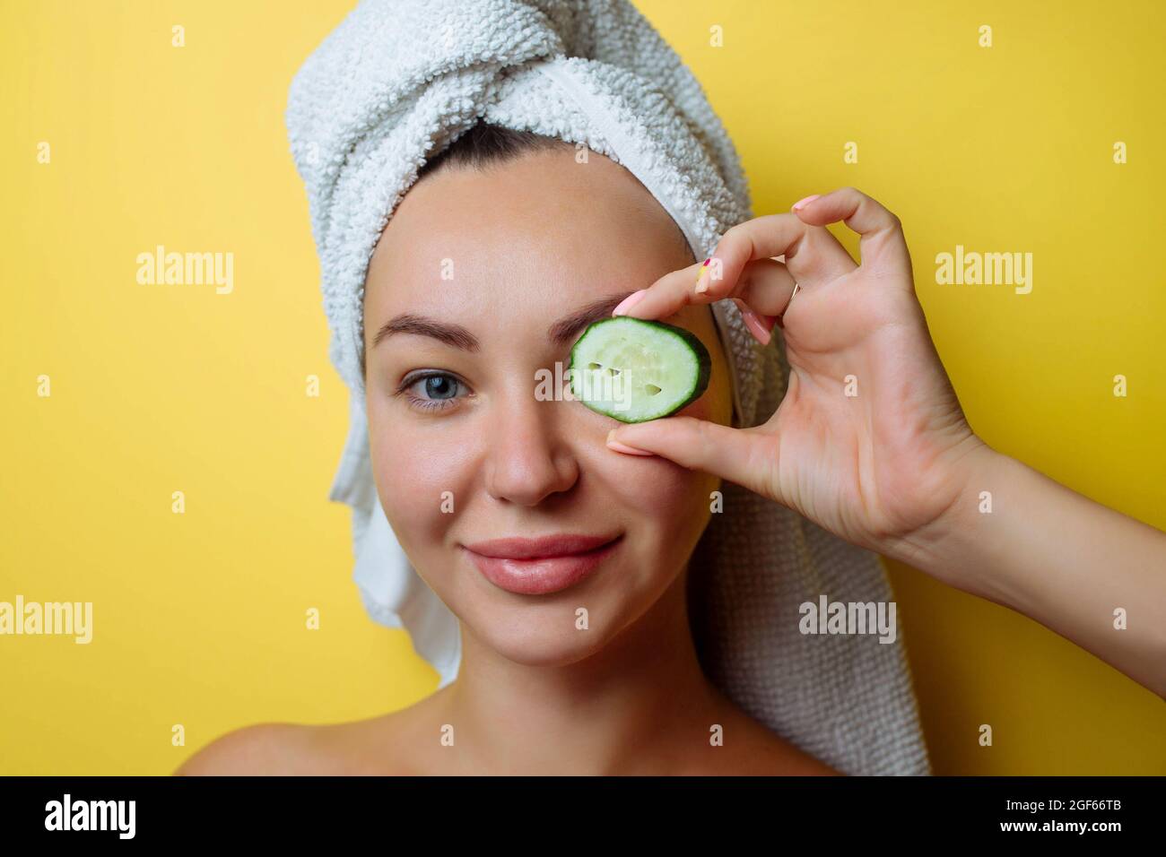 Spa Y Cosmetología Cuidado Facial De La Piel Una Niña Después De Una Ducha Con Una Toalla En 0984