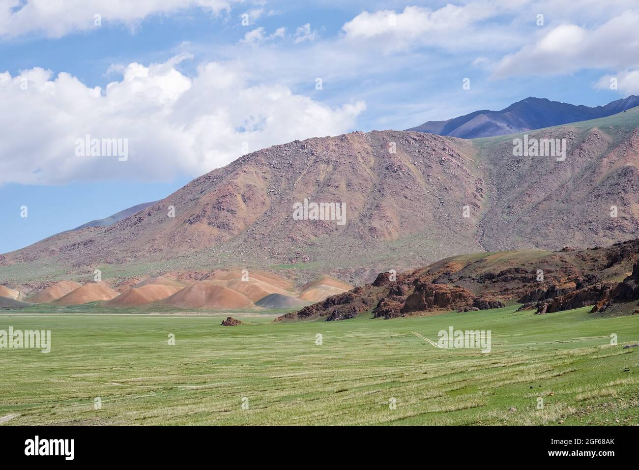 Paisajes naturales montañosos mongoles cerca del lago Tolbo-Nuur, en el norte de Mongolia. Foto de stock