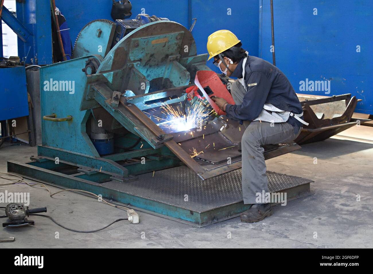 Un soldador está utilizando una máquina de soldadura por arco eléctrico en  un taller de fabricación Fotografía de stock - Alamy