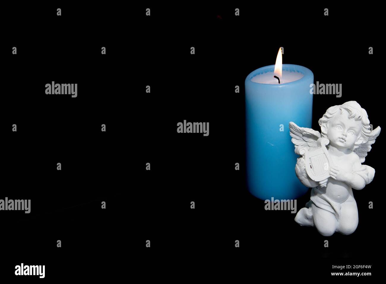 Vela mecha, vela de Navidad, primer advenimiento, vela encendida, bokeh  suave, luz de velas, llama, noche santa Fotografía de stock - Alamy