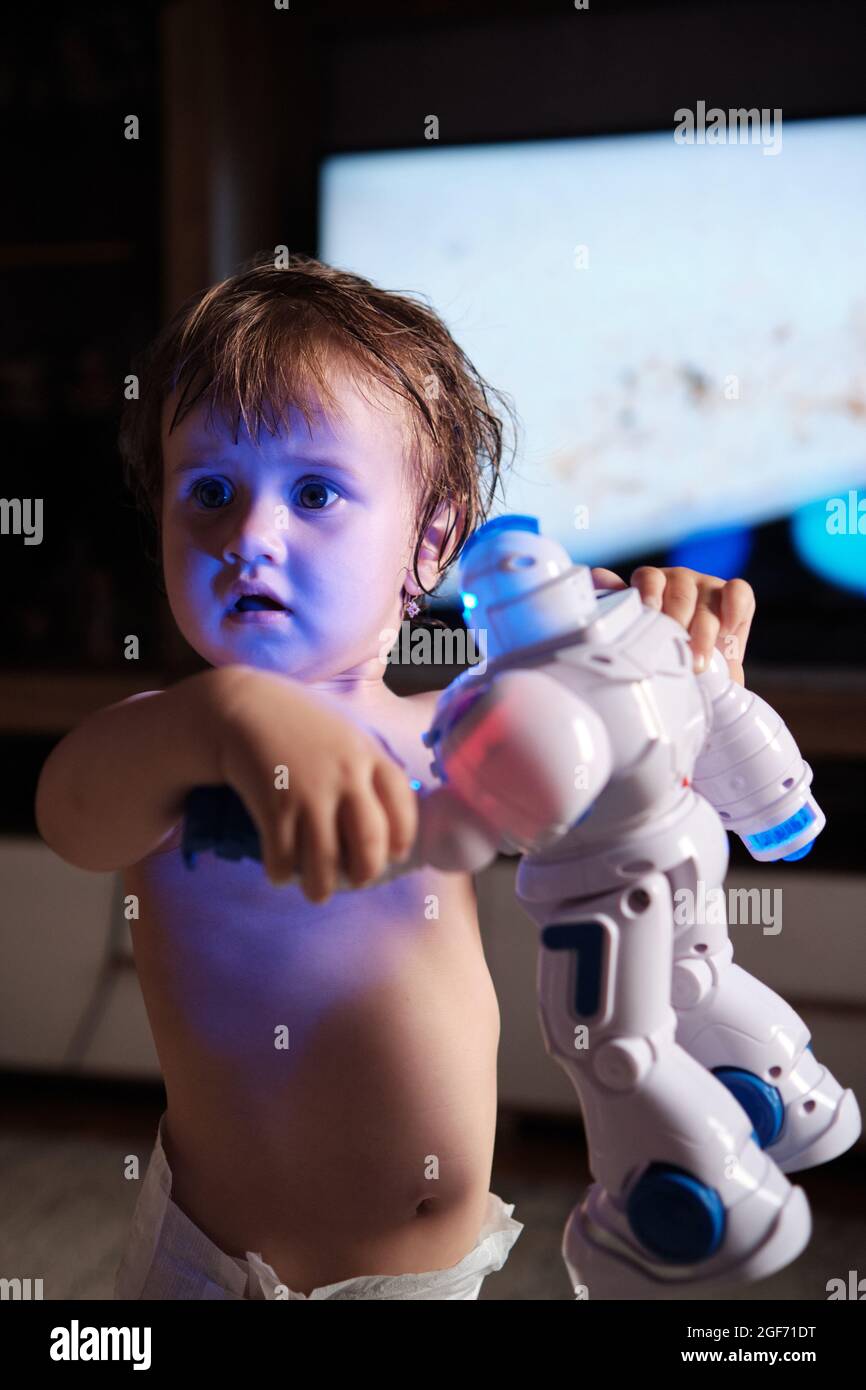 Niña jugando en casa con juguetes modernos. Baile electrónico juguetes robóticos para niños. Concepto de estilo de vida Fotografía stock - Alamy