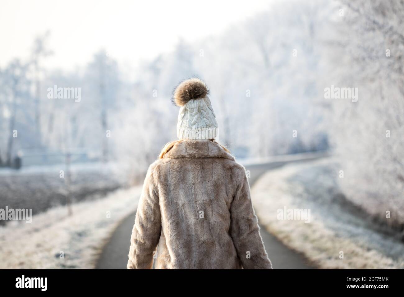 Mujer camina al aire libre en invierno. Ropa de abrigo en clima