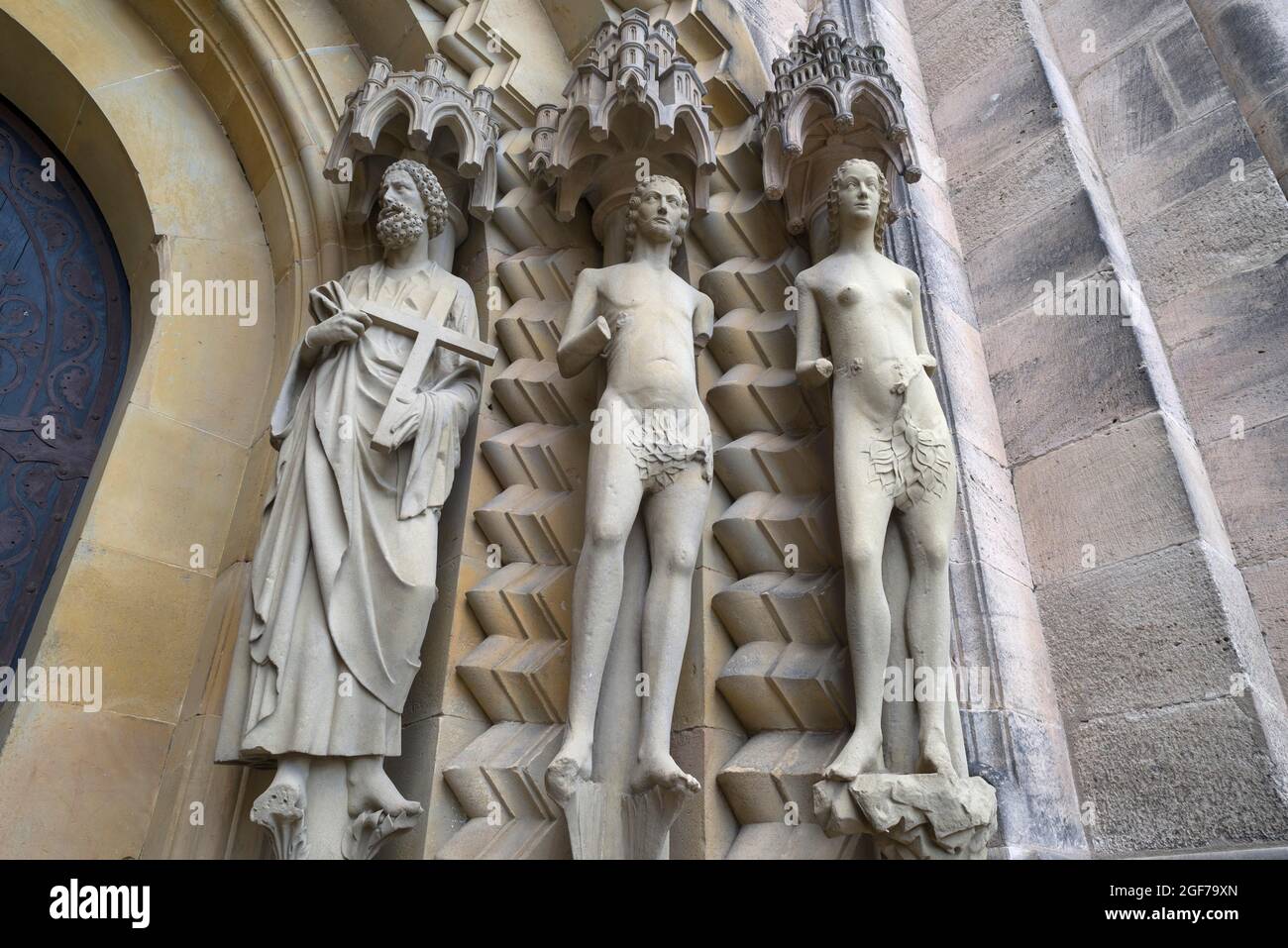 Esculturas en la Puerta de Adán alrededor de 1230, el primer patrón Pedro, a la derecha Adán y Eva, Catedral de Bamberg, Bamberg, Alta Franconia Foto de stock