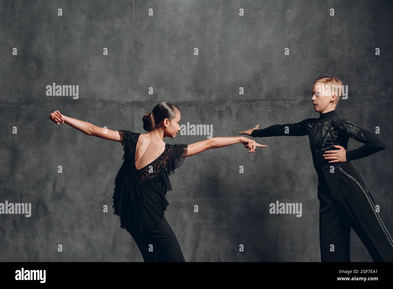 Dos bailarines jóvenes hombre y mujer pareja bailando en el salón de baile  cha-cha-cha Fotografía de stock - Alamy