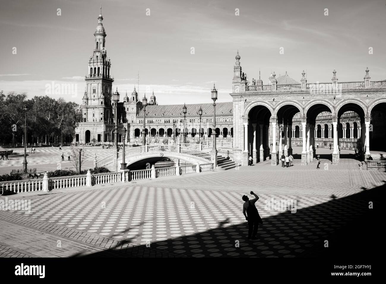 Gran angular tomando selfie en la plaza histórica, Plaza de España, Sevilla, España. Foto de stock