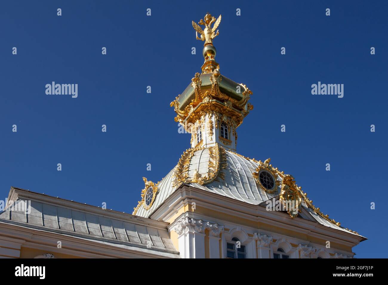 La Iglesia de Pedro y Pablo en el Gran Palacio Peterhof, Petrodvorets, Rusia Foto de stock