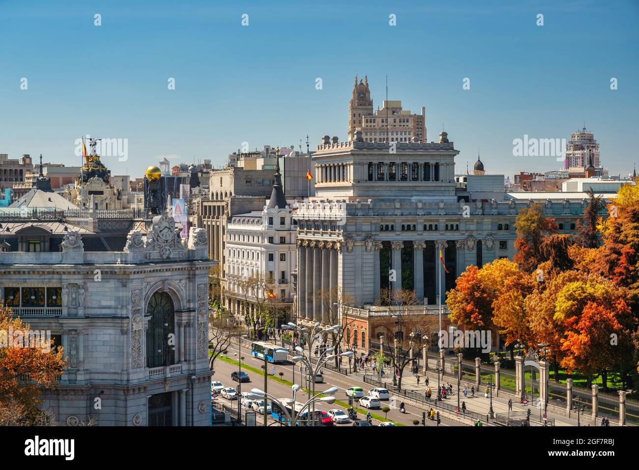 Madrid España, vista de alto ángulo del horizonte de la ciudad en la calle Alcalá con la temporada de follaje otoñal Foto de stock