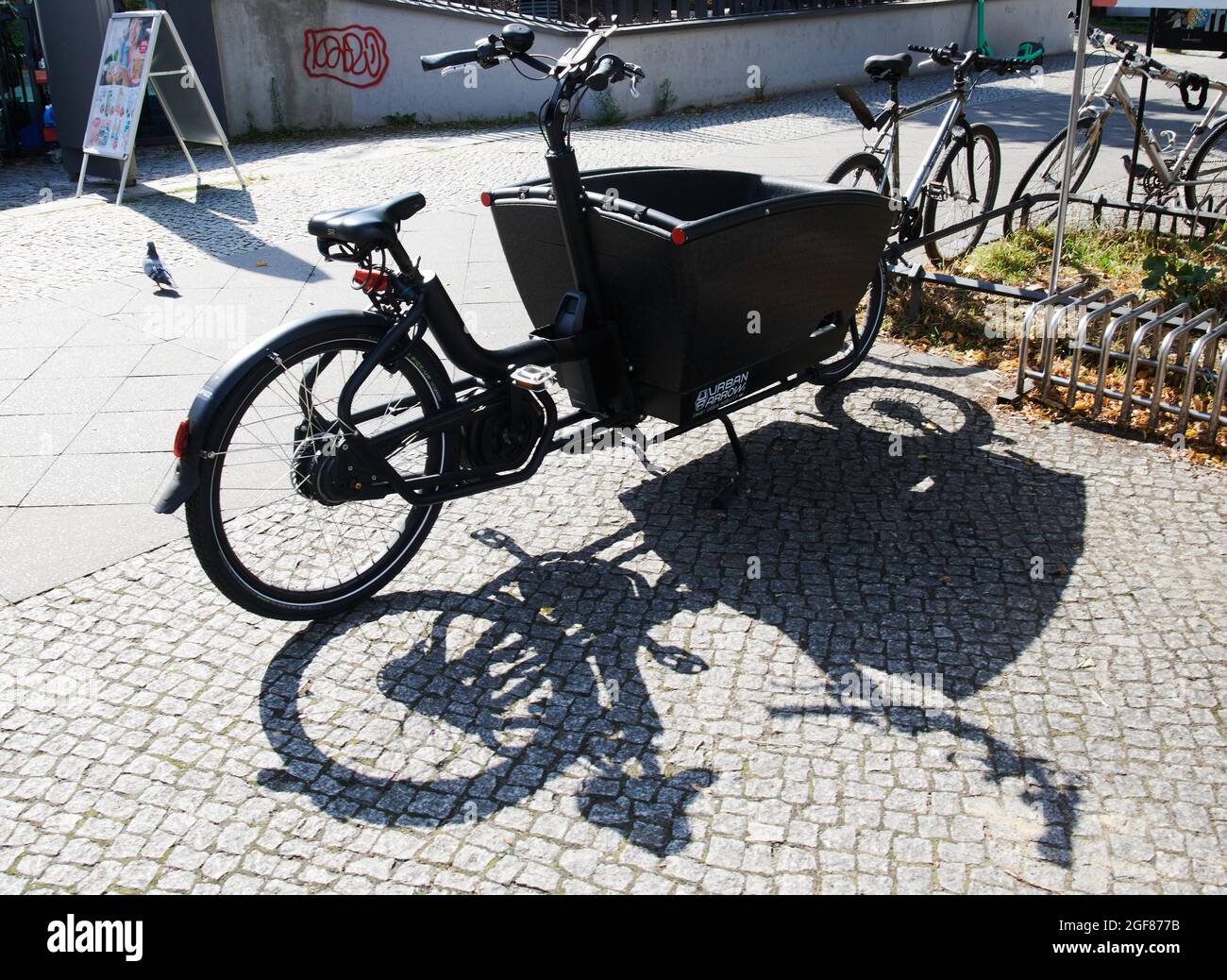 Berlín, Alemania. 24th de agosto de 2021. Frente a un supermercado hay una  bicicleta de carga vacía. Desde la propuesta del Partido Verde de promover  la compra privada de bicicletas de carga