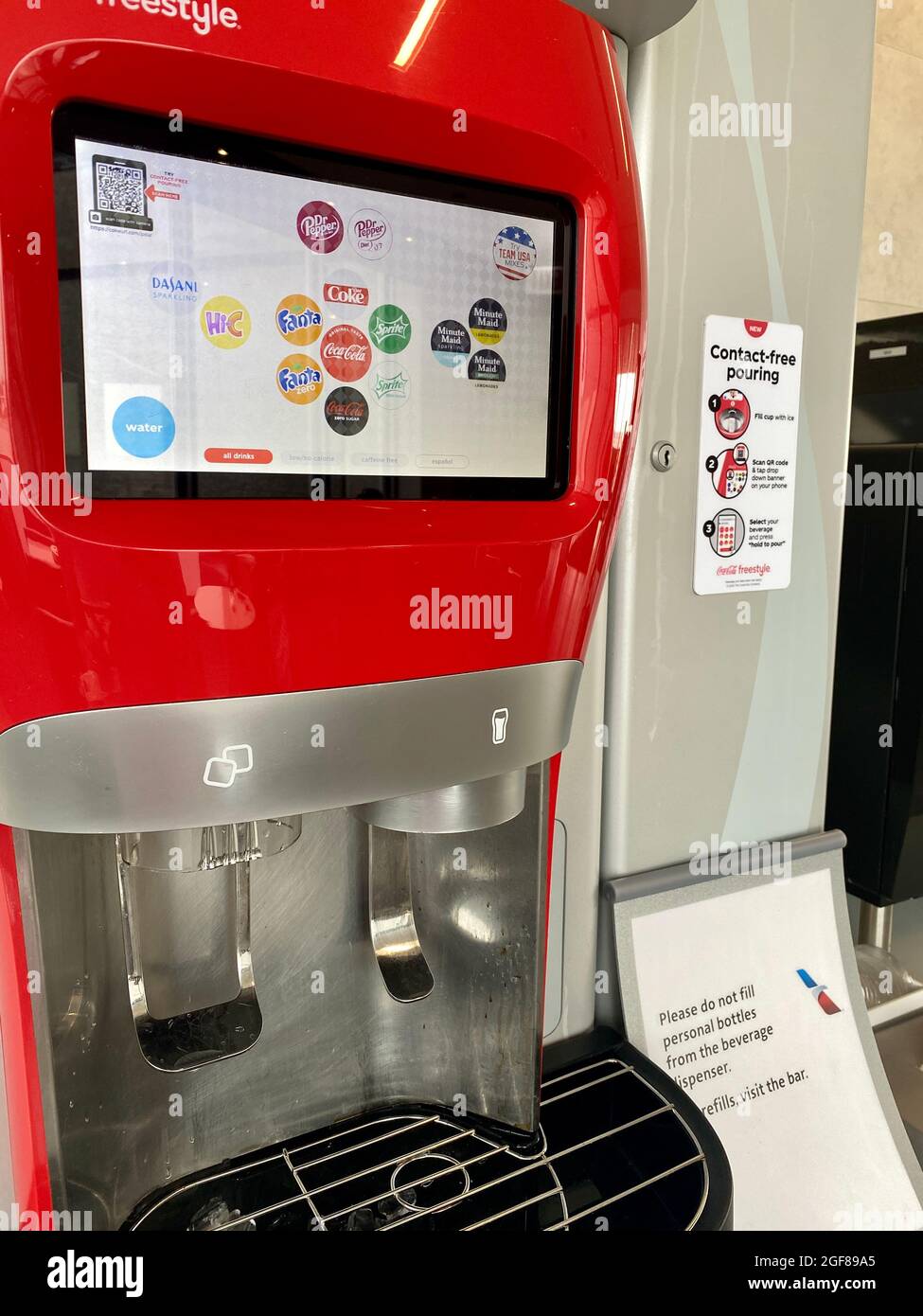 CocaCola Freestyle Beverage Machine en un salón del aeropuerto ofrece