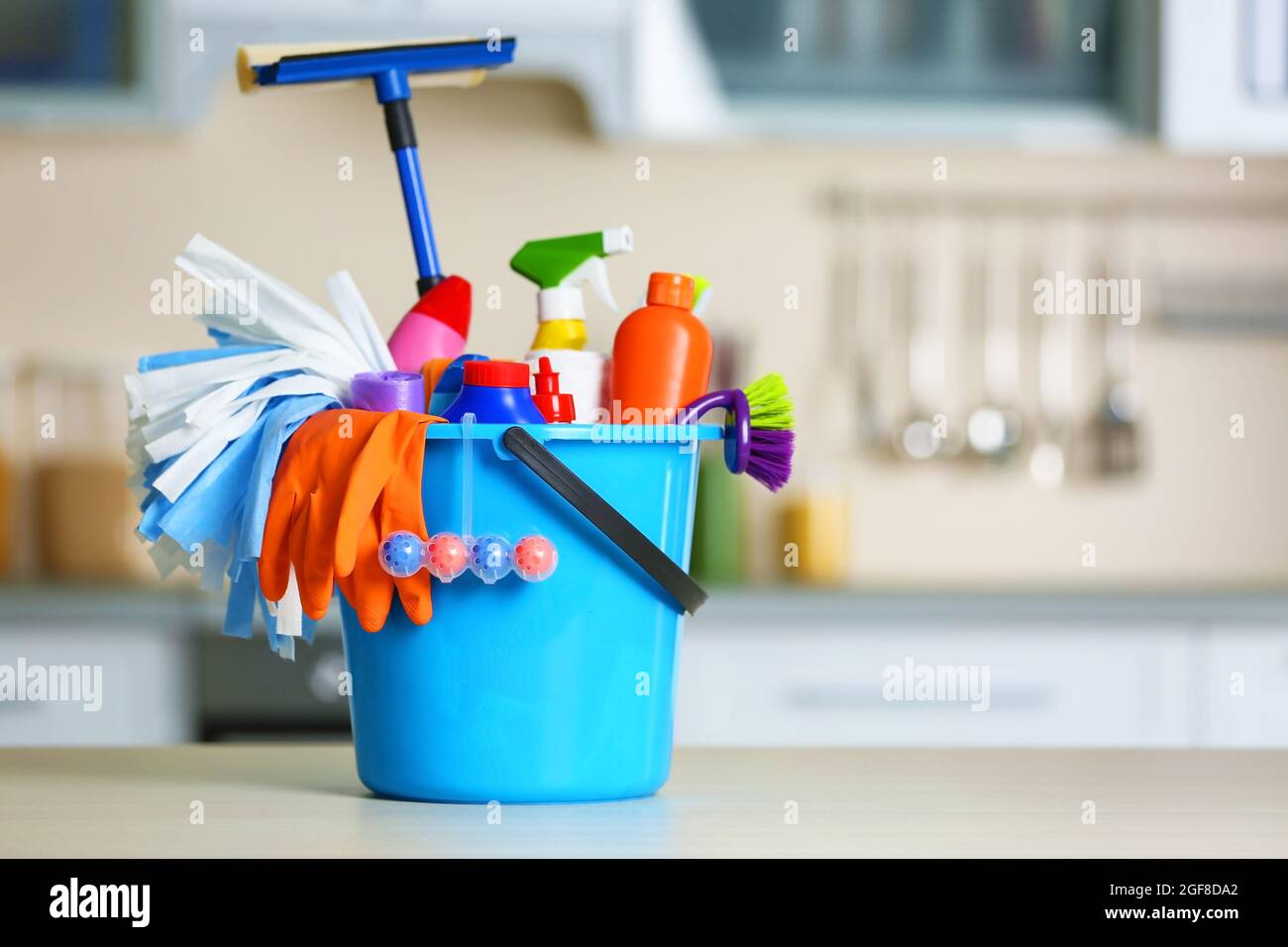 Juego de limpieza con productos y herramientas en cubo azul Fotografía de  stock - Alamy