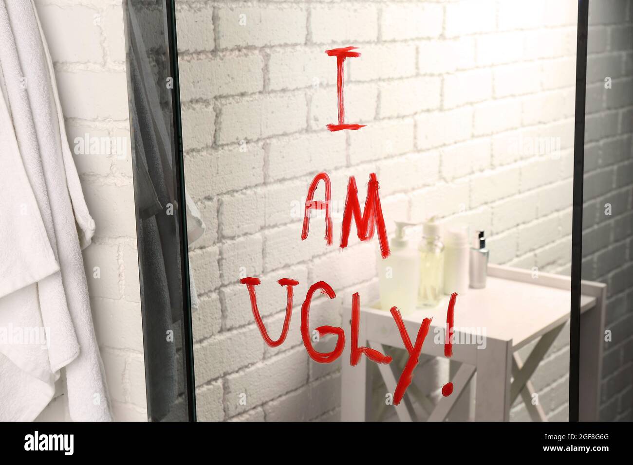 Soy feo texto escrito en el espejo del baño Fotografía de stock - Alamy