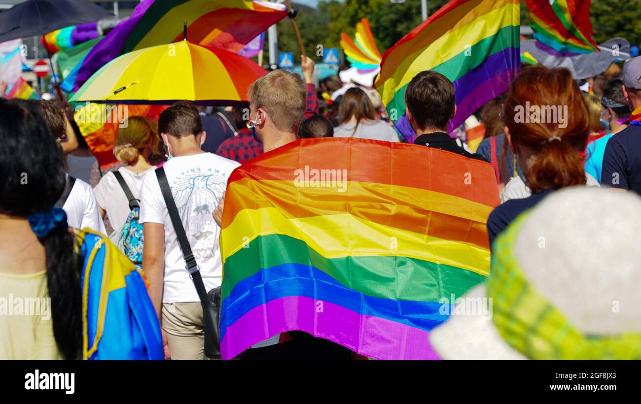 marcha de igualdad LGBT, desfile de orgullo. Lucha por los derechos LGBTQ+. Banderas arco iris, banderas y máscaras. Lucha por los derechos LGBT durante la pandemia de coronavirus. Foto de stock