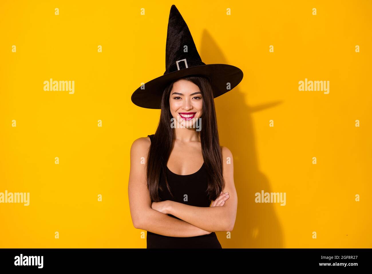 Foto de encantadora señora milenaria bruja cruzada brazos llevar gorra de vestido negro aislado sobre fondo de color amarillo Fotografía de stock - Alamy Foto de encantadora señora milenaria bruja cruzada brazos llevar gorra de vestido negro aislado sobre fondo de color amarillo Fotografía de stock - Alamy