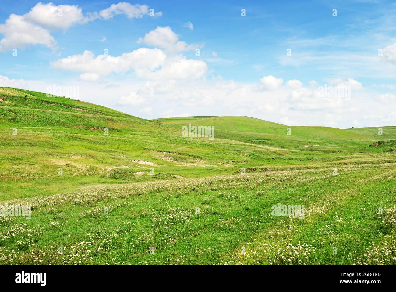 El terreno montañoso y el cielo azul Foto de stock