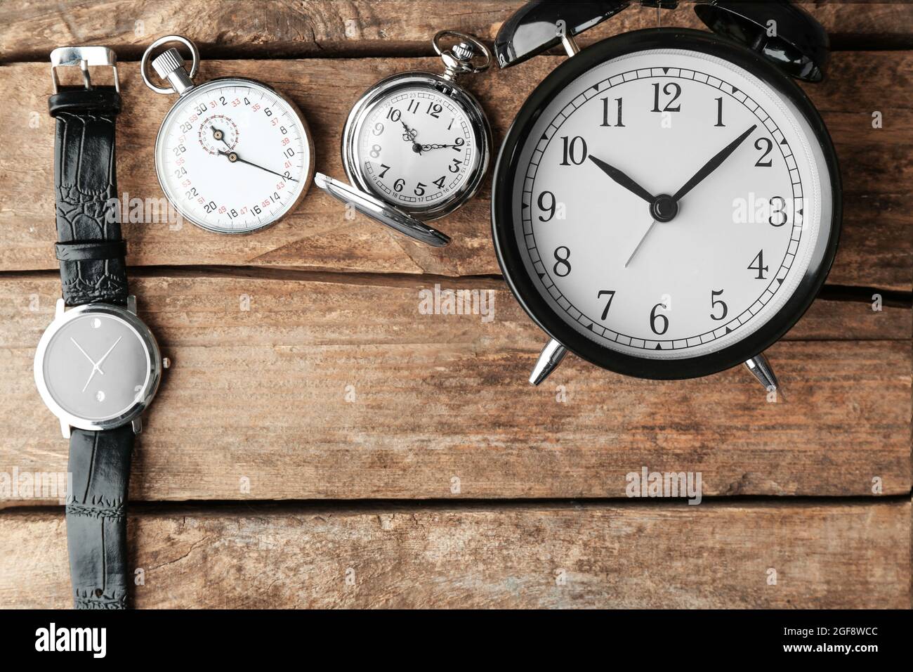 Diferentes tipos de relojes la vieja mesa de Fotografía de stock - Alamy
