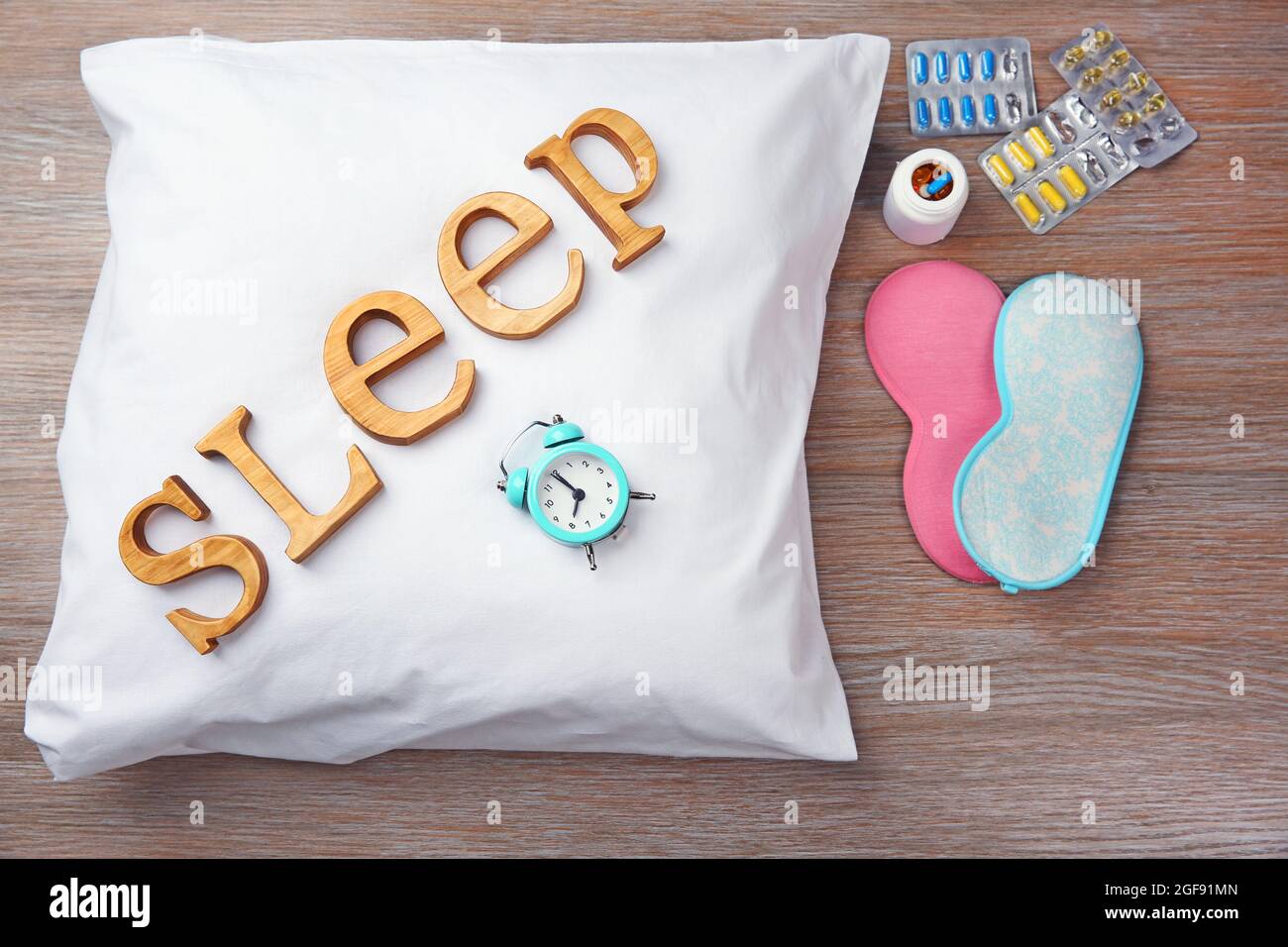 Palabra dormir sobre una almohada blanca Fotografía de stock - Alamy