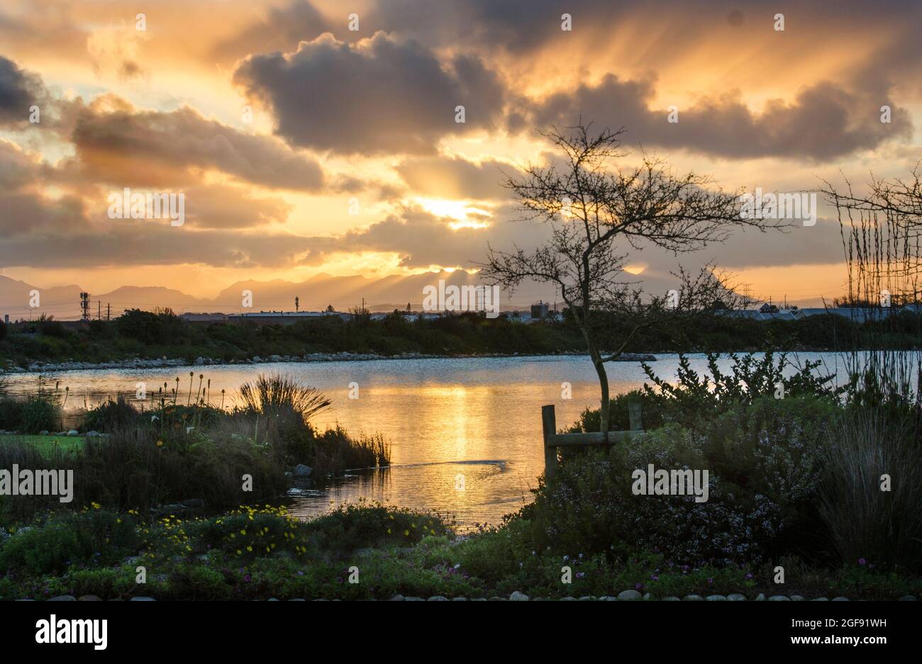 Puesta de sol en Somerset Lakes, Sudáfrica. Foto de stock