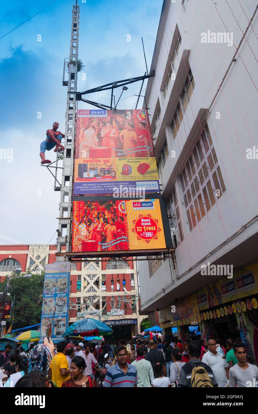 Kolkata, Bengala Occidental, India - 10th de septiembre de 2019 : Los espectadores de la película se encuentran fuera de la sala de cine Lighthouse, una de las salas de cine más antiguas de Esplanade, Nueva Marke Foto de stock