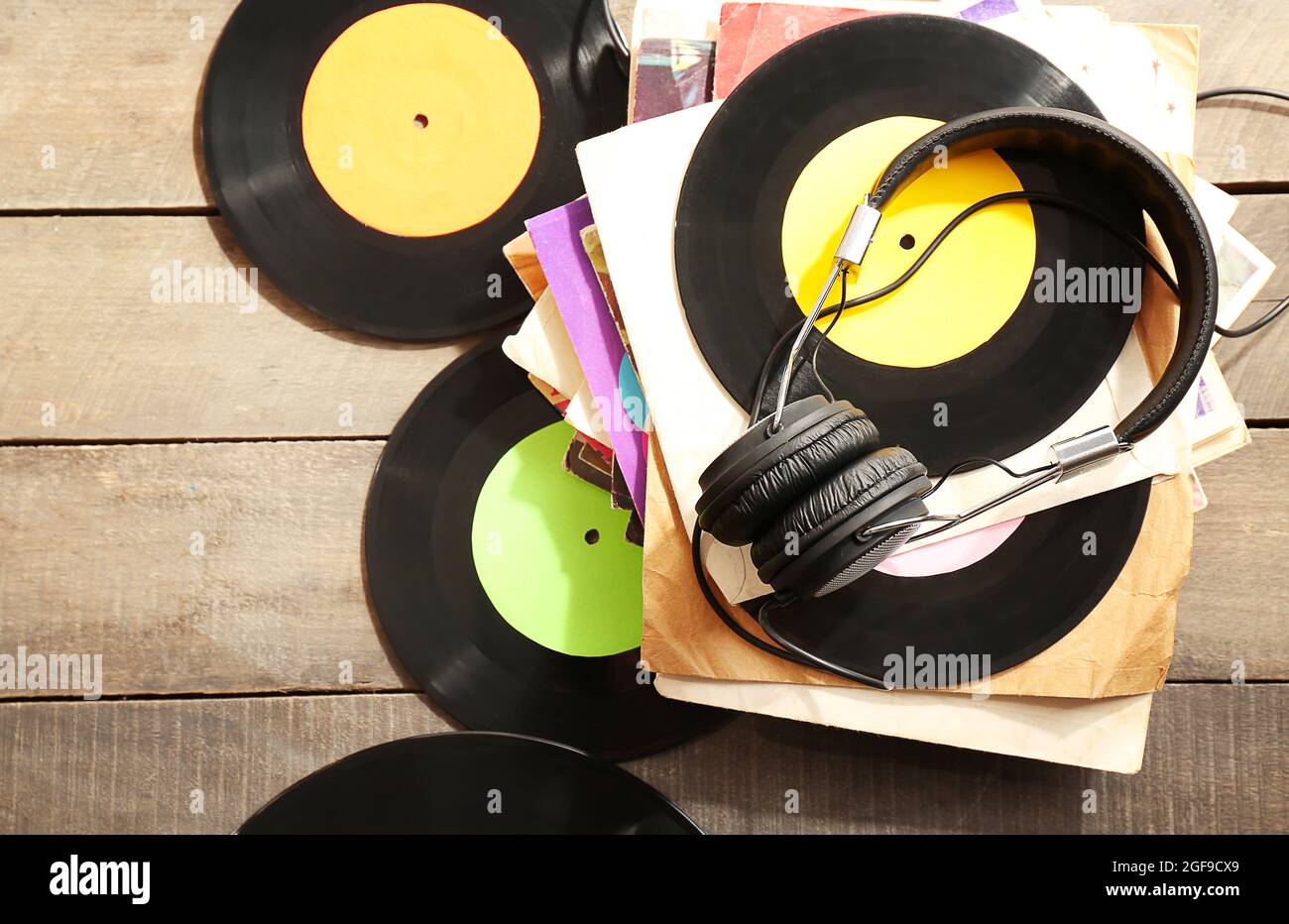 Los discos de vinilo y los auriculares sobre la mesa Fotografía de stock -  Alamy