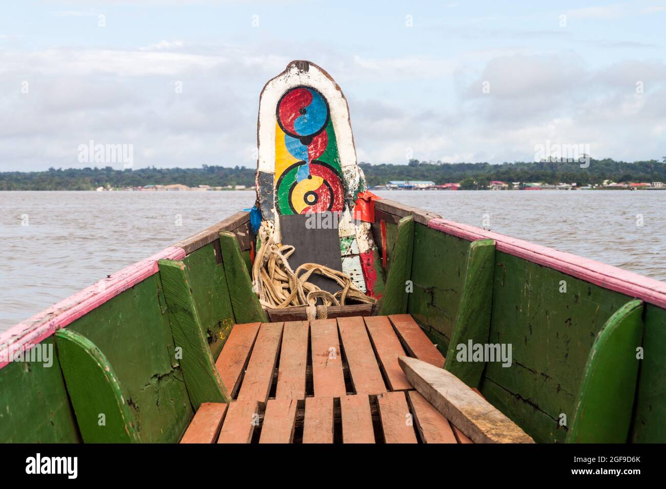 Pequeño ferry que cruza el río Maroni (Marowijne) (a Surinam) en St Laurent du Maroni, Guayana Francesa. Foto de stock