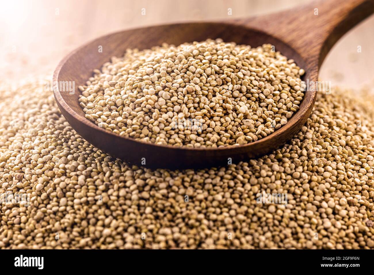 semillas de quinua en cuchara de madera, semillas ricas en calcio, hierro y  ácidos grasos omega Fotografía de stock - Alamy