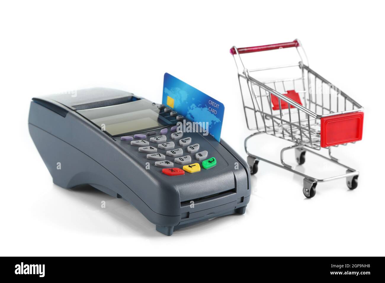 Terminal de pago con tarjeta de crédito insertado y el carro del  supermercado, aislado en blanco Fotografía de stock - Alamy