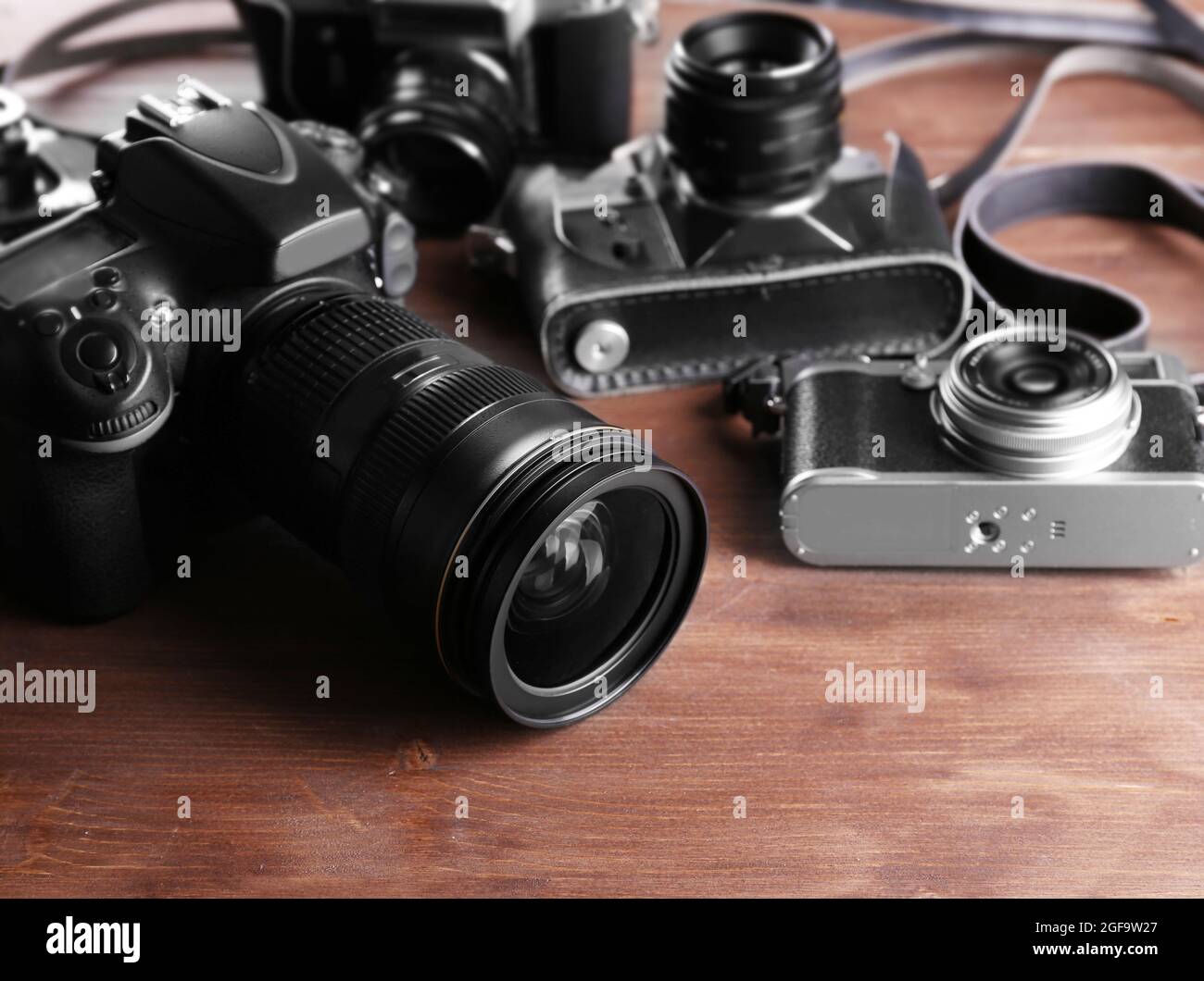 Valiente Sierra Unir Las cámaras modernas y retro sobre fondo de madera Fotografía de stock -  Alamy