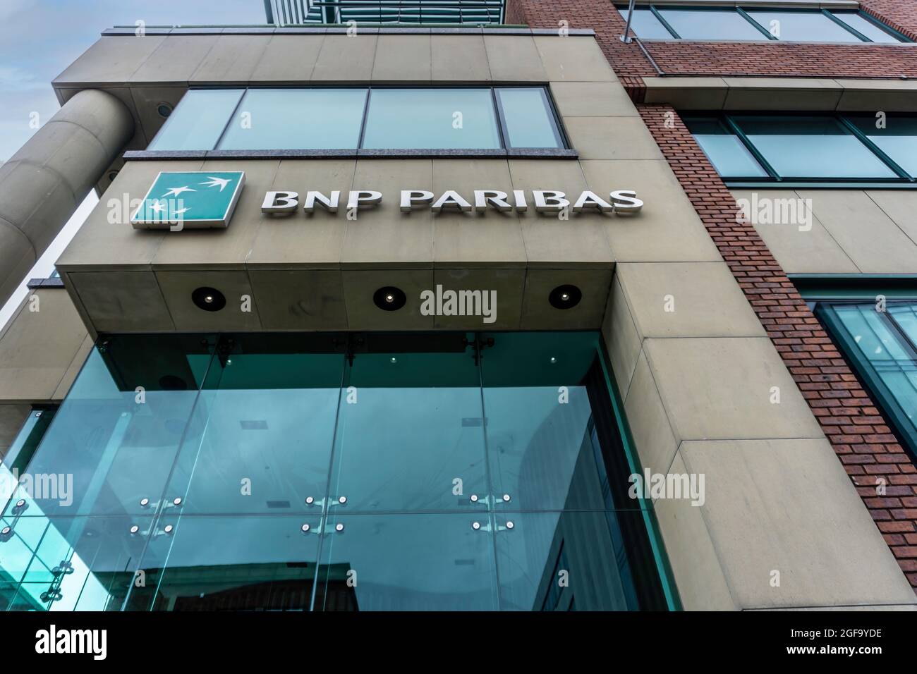 Las oficinas del banco BNP Paribas en Georges Dock en Dublín, Irlanda. Foto de stock