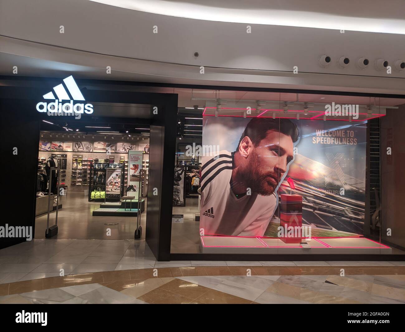Guardería Notorio champú Fuengirola, Málaga 24 de agosto de 2021: Una tienda Adidas con una foto de  Lionel Messi; Adidas, una corporación multinacional alemana fundada en  1948, es la w Fotografía de stock - Alamy