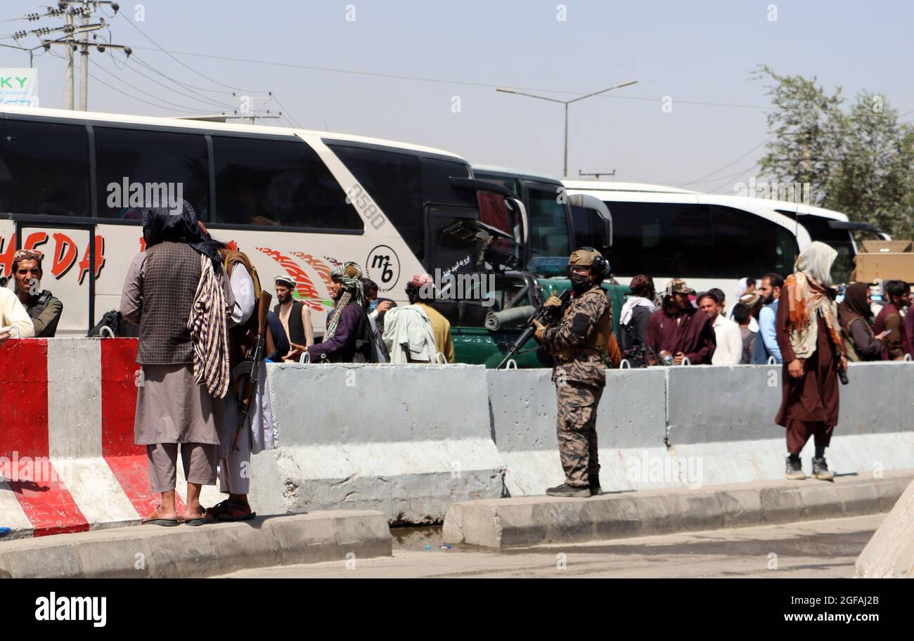 Kabul, Afganistán. 24th de agosto de 2021. Los combatientes talibanes mantienen guardia frente al aeropuerto internacional Hamid Karzai durante una evacuación en el aeropuerto de Kabul, Afganistán, Afganistán, el martes de agosto. 24, 2021. Foto de Bashir Darwish/ Crédito: UPI/Alamy Live News Foto de stock