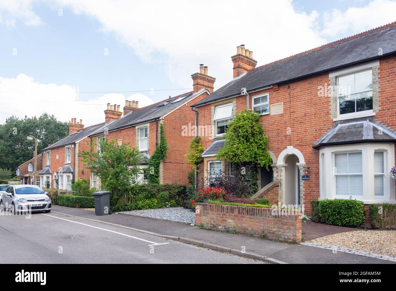 Casas adosadas, Church Road, South Ascot, Berkshire, Inglaterra, Reino Unido Foto de stock