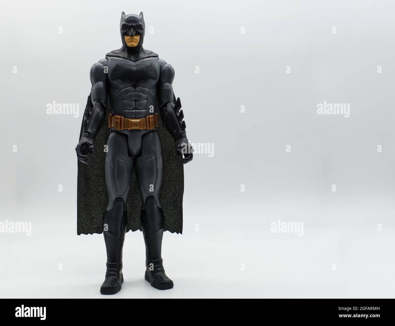 Bolonia - Italia - 25 de agosto de 2021: Batman vs Superman película de acción figura sobre fondo blanco. Batman de DC Comics. Foto de stock