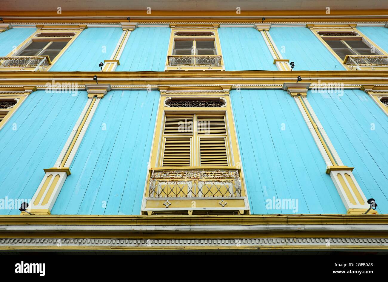 Fachada de arquitectura de estilo colonial en el distrito de Las Penas de Guayaquil, Ecuador. Foto de stock
